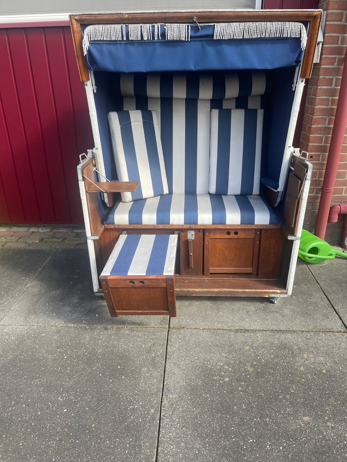 Strandstoel  korf met blauw-wit gestreepte kussens, Ophalen, Gebruikt, Hout