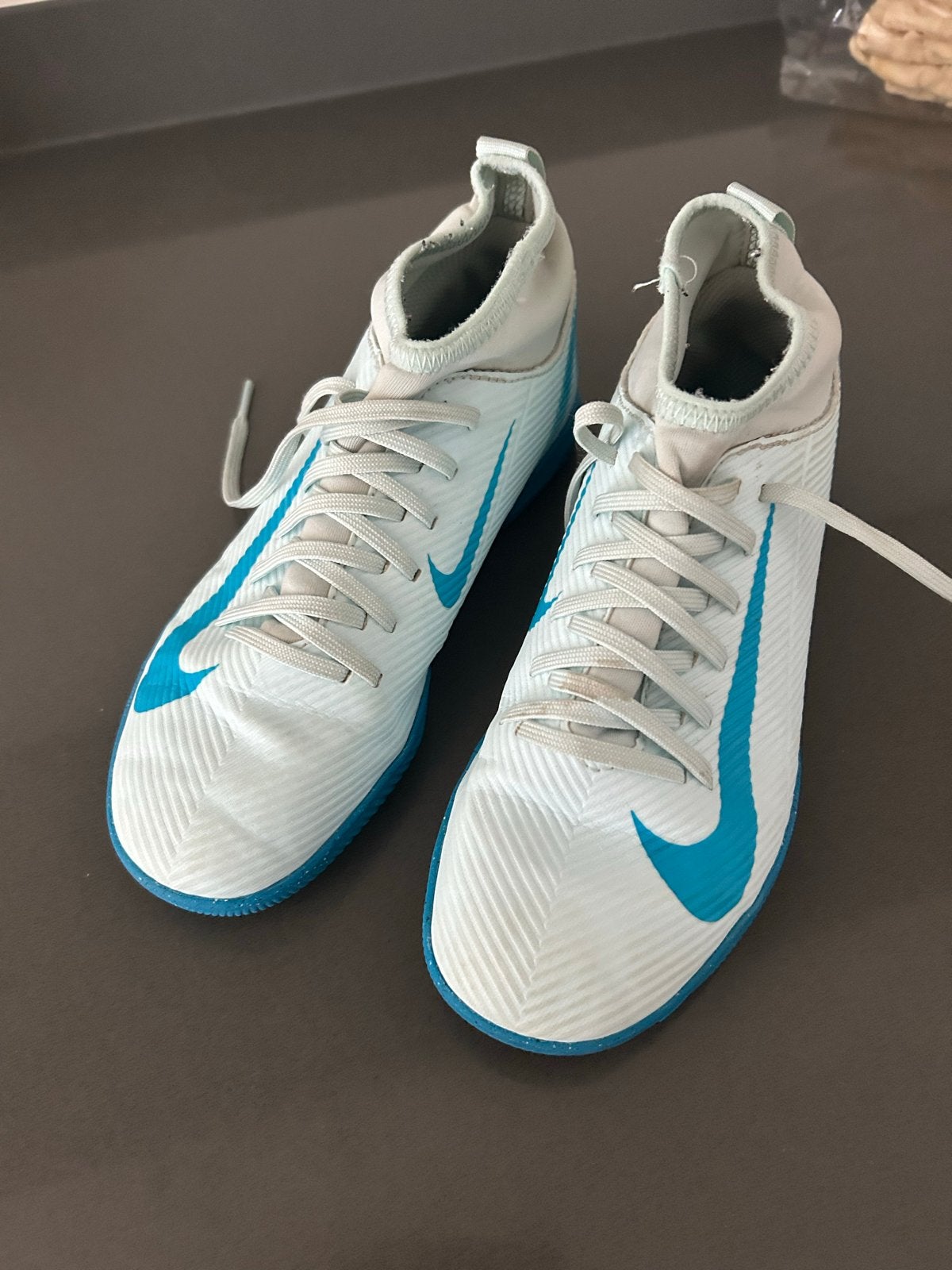 Nike zaalvoetbalschoenen - Lichtblauw/Wit maat 33,5, Ophalen, Zo goed als nieuw, Jongen of Meisje, Sportschoenen