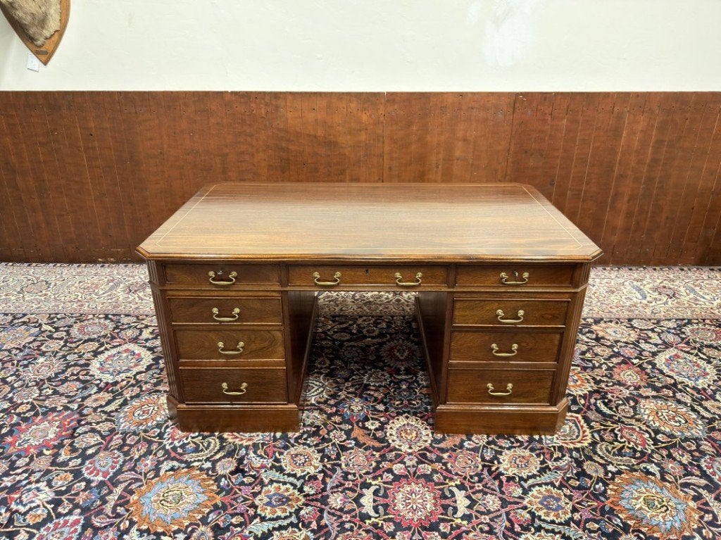 Foto 5 van Klassiek Engels Bureau met Bureaustoel
