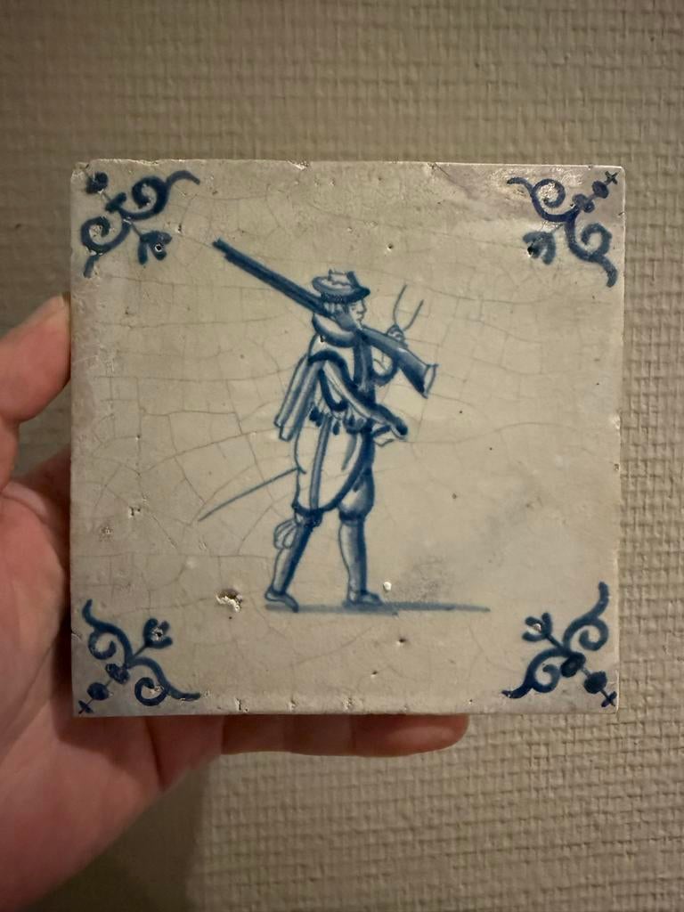 Antieke Delfts blauwe tegel met soldaat, Antiek en Kunst, Antiek | Wandborden en Tegels, Ophalen of Verzenden
