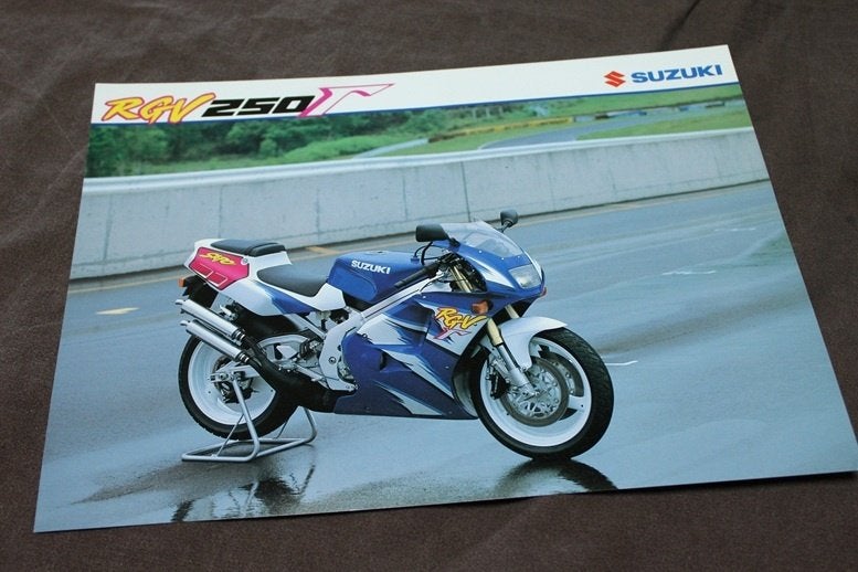Suzuki RGV250 T motorfiets verkoop folder sales brochure RGV, Ophalen of Verzenden, Suzuki