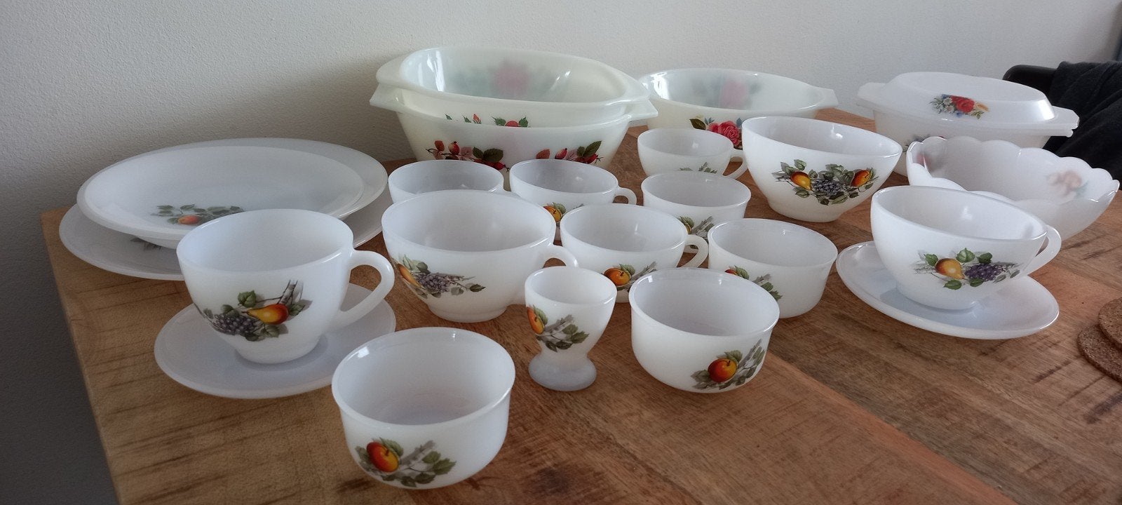 Prachtig vintage Arcopal melkglas servies met fruitmotief en, Ophalen, Overige merken, Vintage, Glas