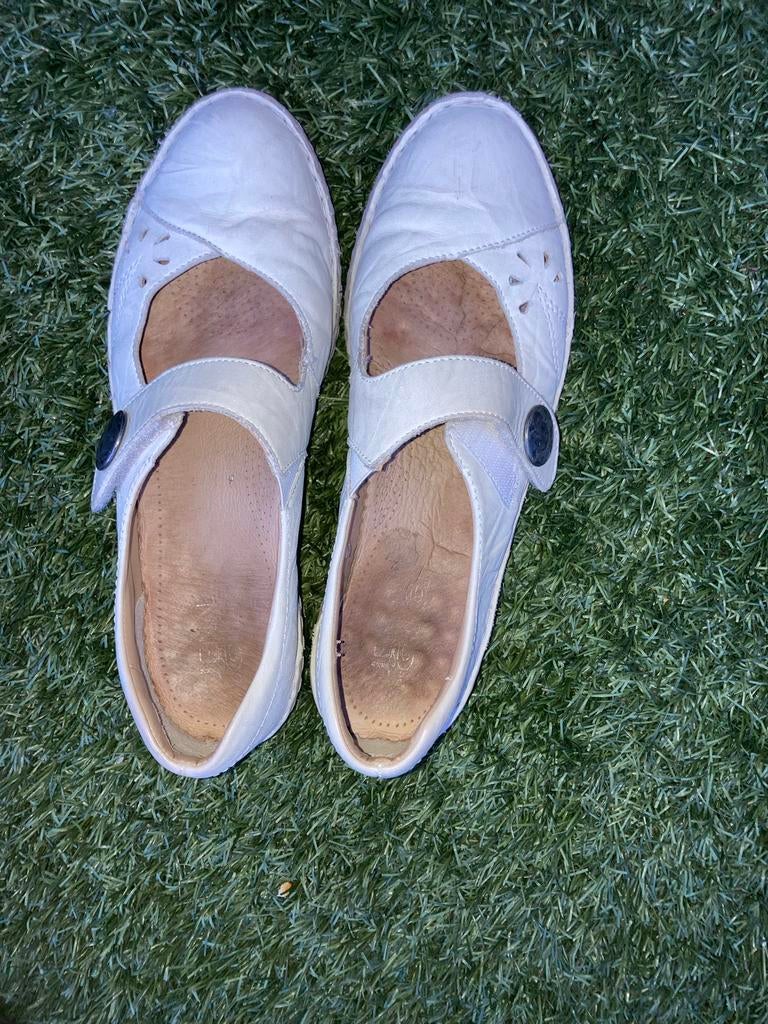 Witte comfortabele instappers met klittenbandsluiting, Ophalen of Verzenden, Zo goed als nieuw, Wit, Instappers