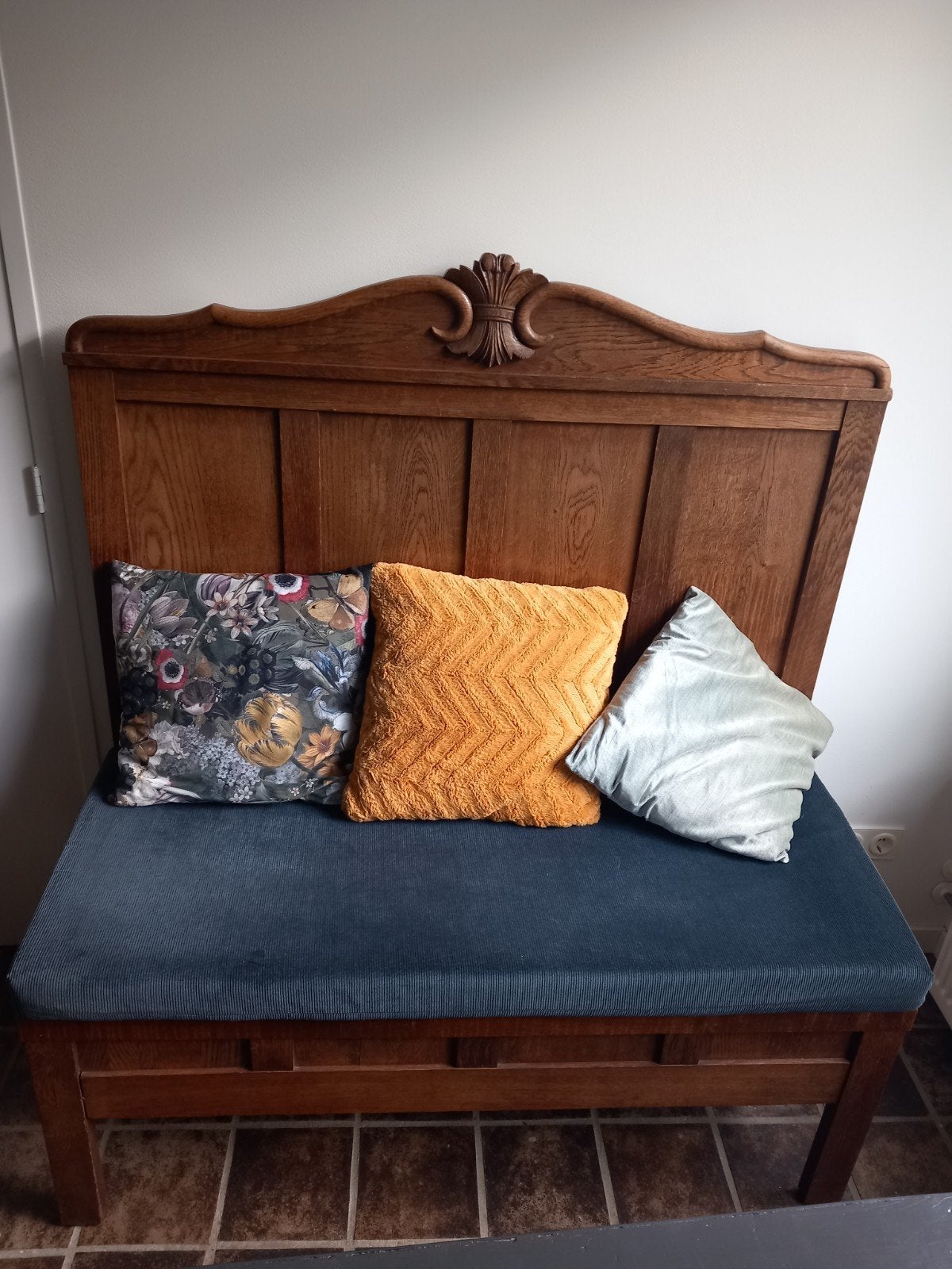 Bankje gemaakt van een oud twijfelaar bed. Vintage brocant., Ophalen
