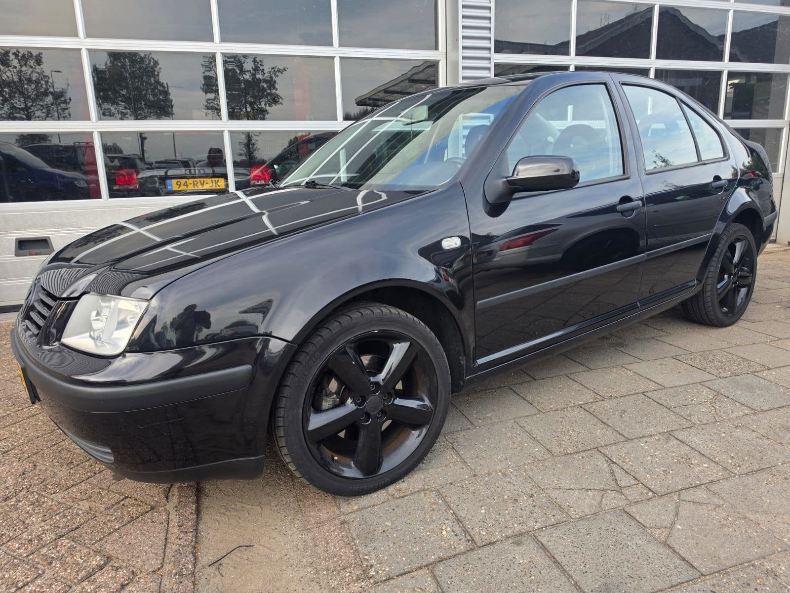 Volkswagen Bora 1.6-16V, Auto's, Stof, Gebruikt, 4 cilinders, Zwart