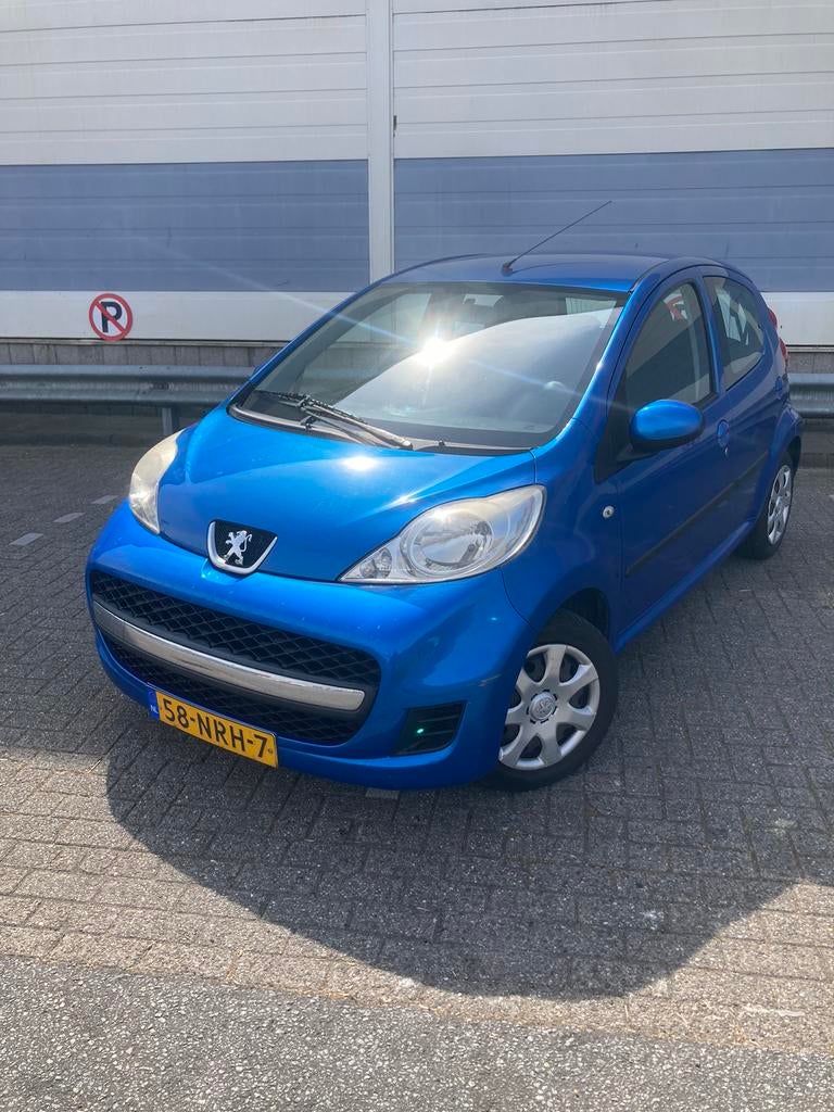 2x Peugeot 107 5DR 2010 Blauw/ peu 107 2011 zwart sportAirco, Auto's, Voorwielaandrijving, 68 pk, Origineel Nederlands, Handgeschakeld