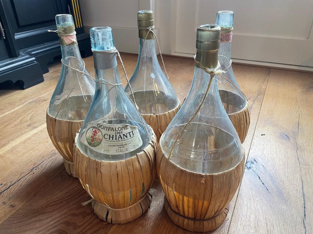 Chianti wijn flessen (klassiek met riet), Ophalen, Gebruikt, Geel, Glas