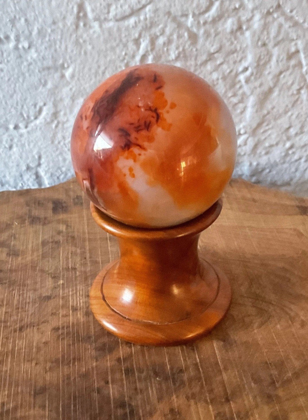 Prachtige Carneool bol 55mm met Thuja-houten standaard, Ophalen of Verzenden, Nieuw