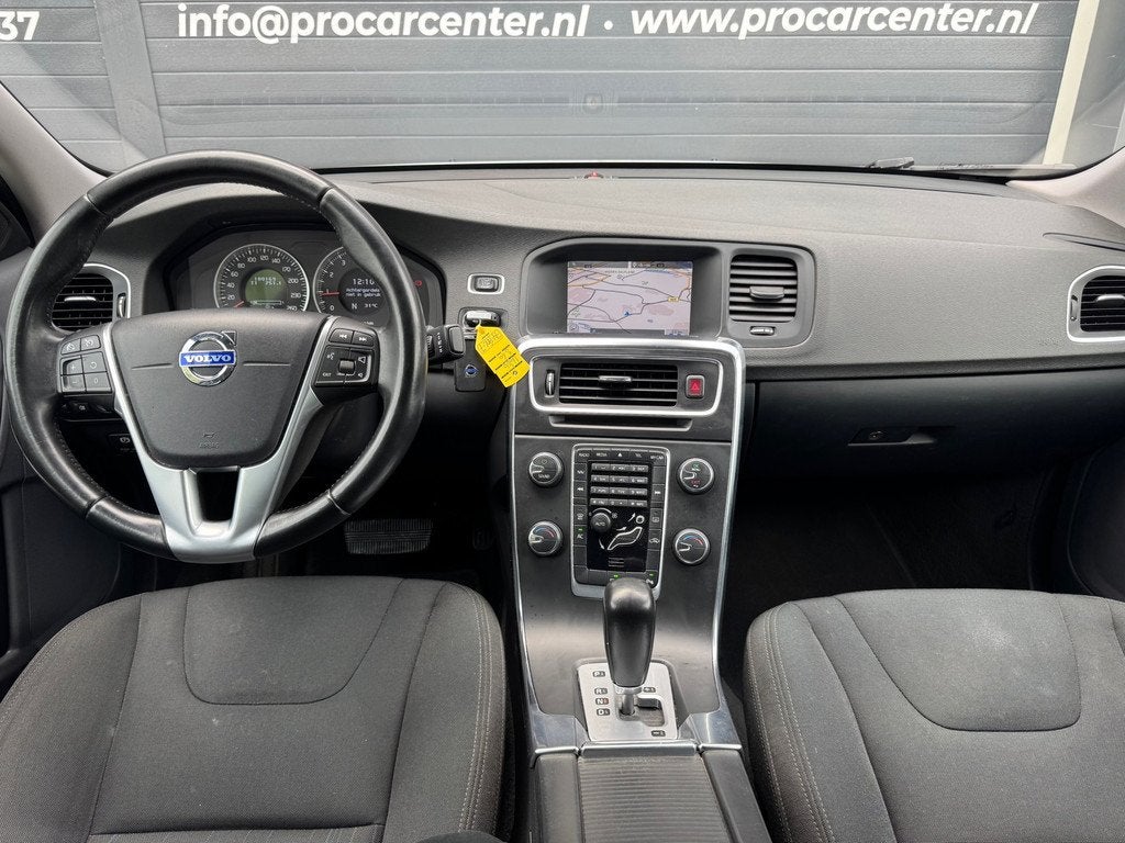 Volvo S60 1.6 T4 Kinetic AUT | CLIMATE | CRUISE | PDC | 2e E, Stof, Gebruikt, 4 cilinders, Grijs
