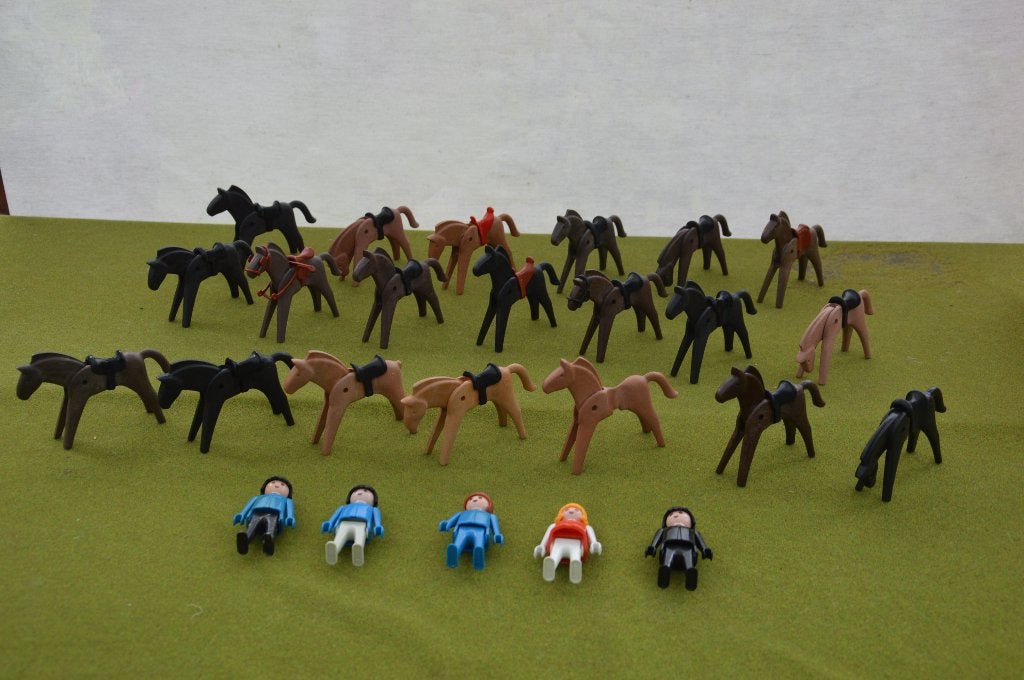 20 Vintage Playmobil paarden uit de jaren 70 met 5 poppetjes, Ophalen of Verzenden, Gebruikt, Losse onderdelen, Figuren