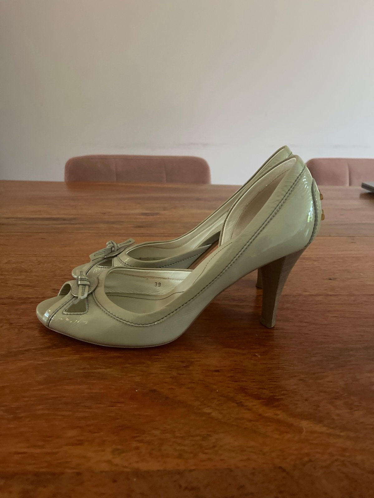 TOD'S Peep-toe Pumps - Beige Lakleer Maat 39, Pumps, Beige, Ophalen of Verzenden, Gedragen