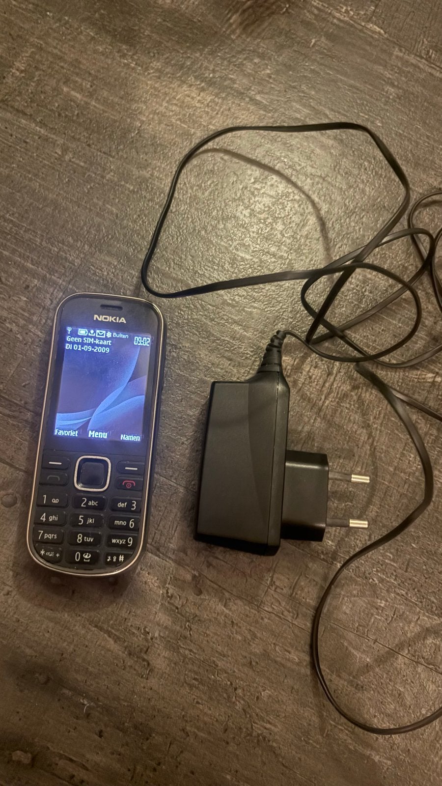 Nokia klassieke telefoon met oplader, Telecommunicatie, Gebruikt, Zwart, Fysiek toetsenbord, Ophalen of Verzenden