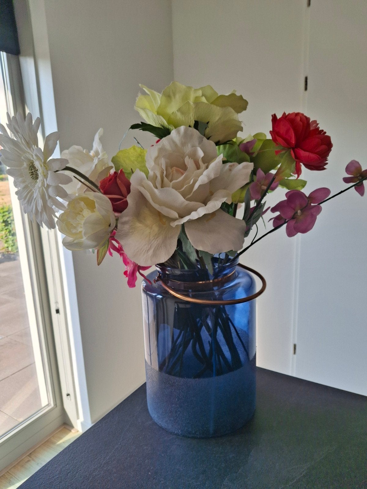 Vaas met diverse kunstbloemen - Decoratief boeket, Ophalen, Binnen, Boeket, Meerkleurig