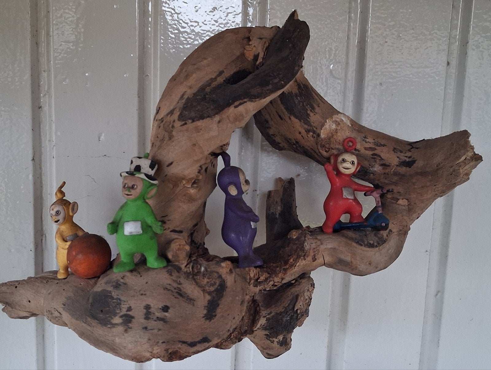 Telletubbies op boomstronk., Ophalen of Verzenden, Gebruikt
