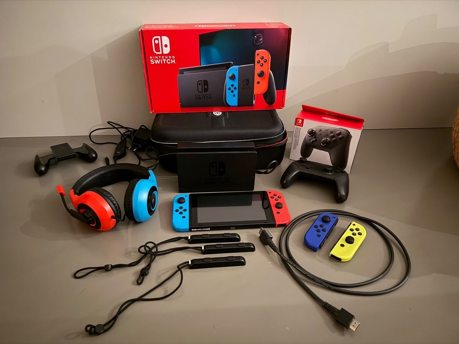 Nintendo Switch met extra accessoires en controllers, Ophalen of Verzenden, Gebruikt, Met 3 controllers of meer, Switch Original