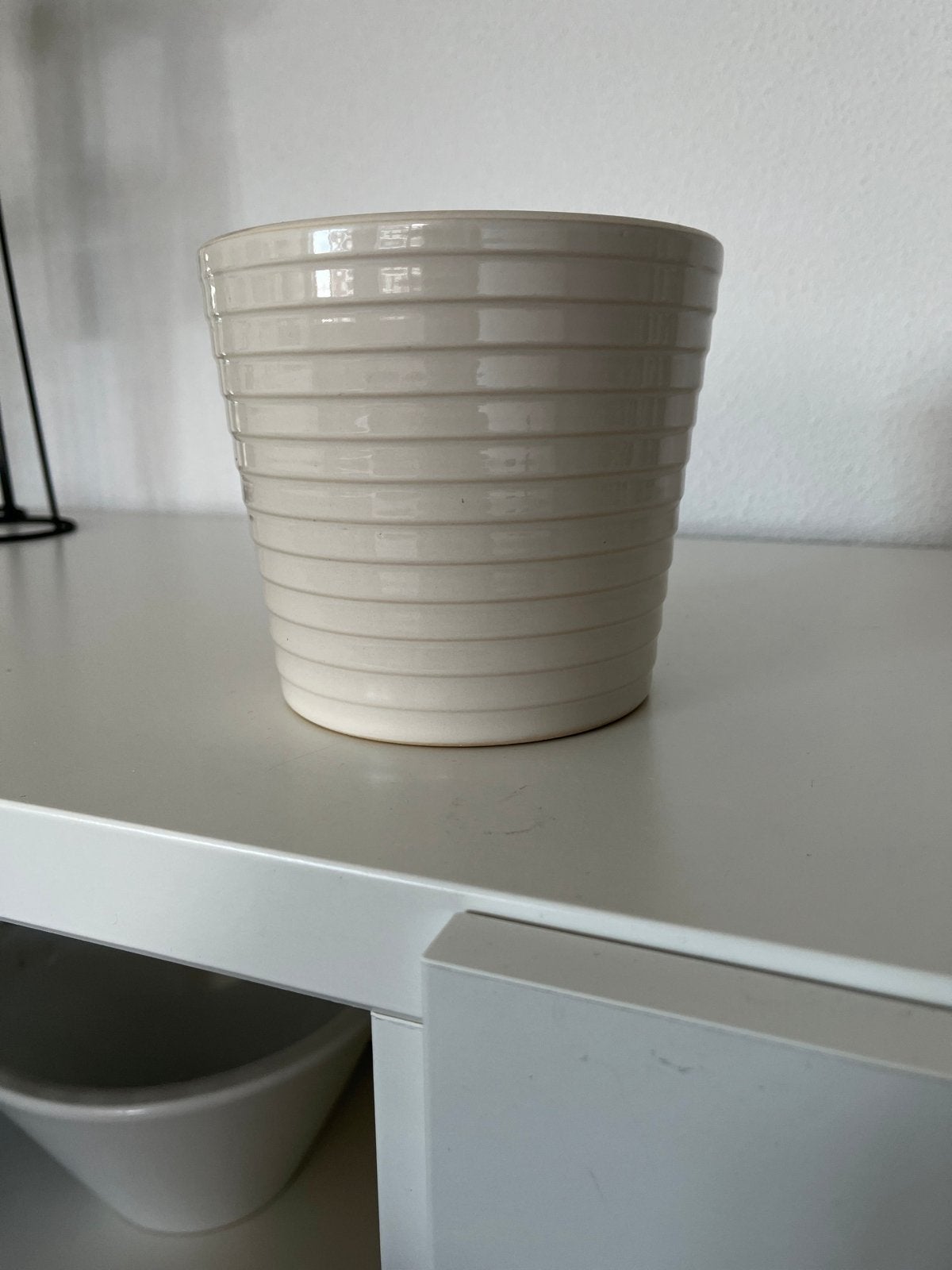 Crèmekleurige bloempot met horizontale ribbels, Tuin en Terras, Bloempotten, Verzenden, Rond, Binnen, Zo goed als nieuw