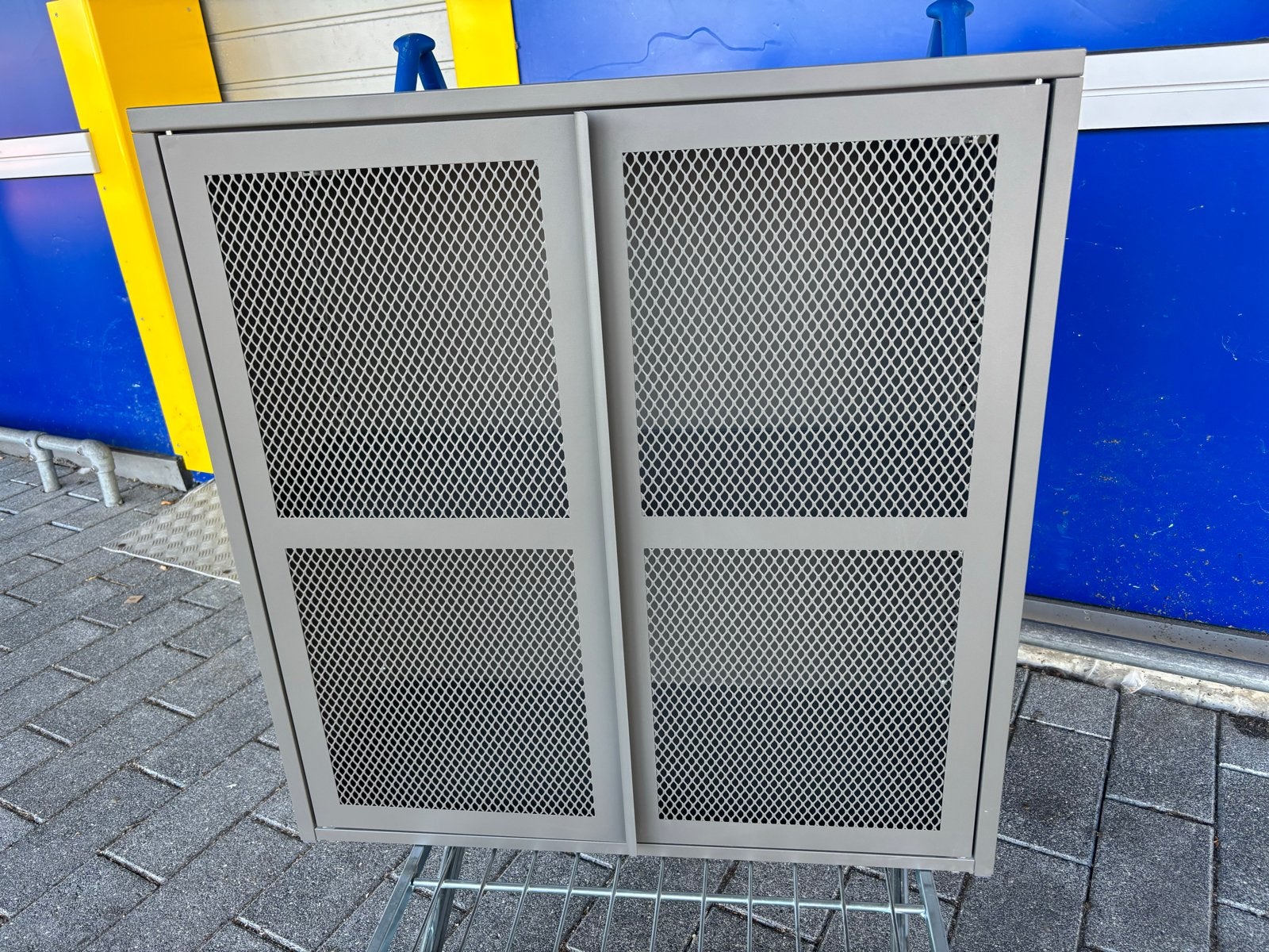 Metalen wandkastje met deuren (Ivar, IKEA) antraciet, Huis en Inrichting, Ophalen, Zo goed als nieuw