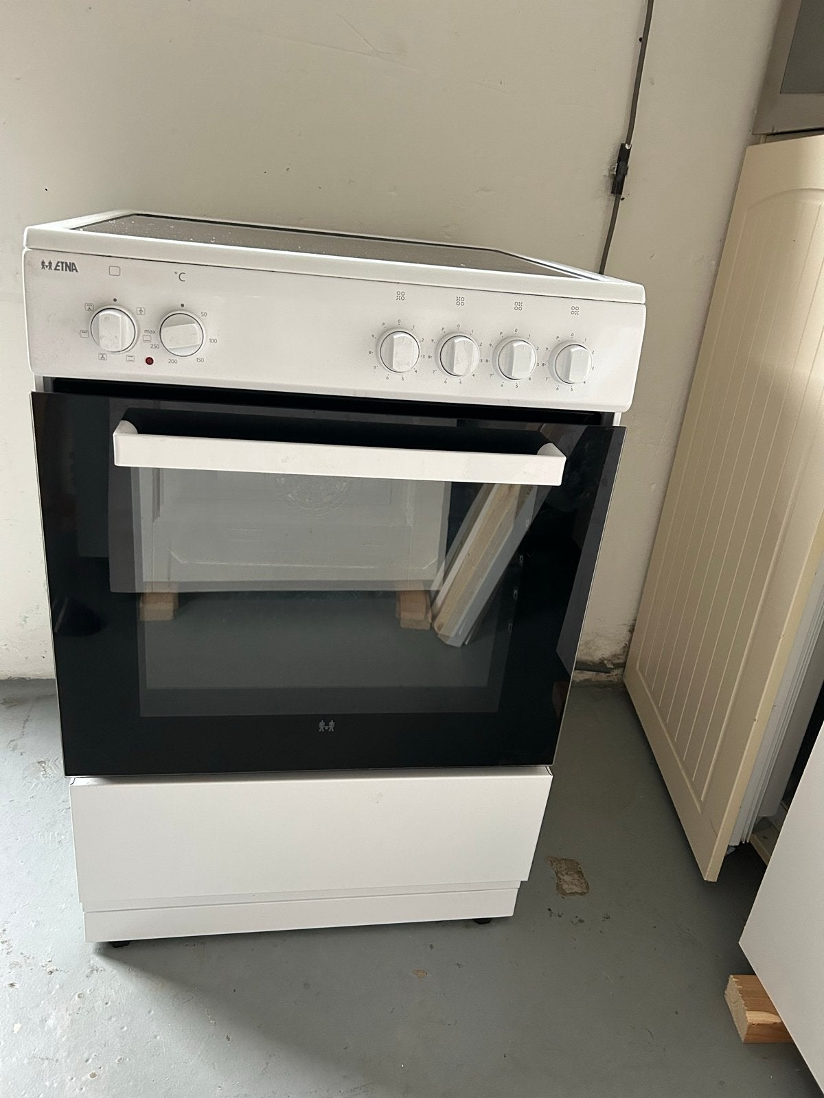 ETNA FIV560WIT , 4 inductieplaten/oven combinatie, Ophalen, Gebruikt, Hete lucht, 4 kookzones