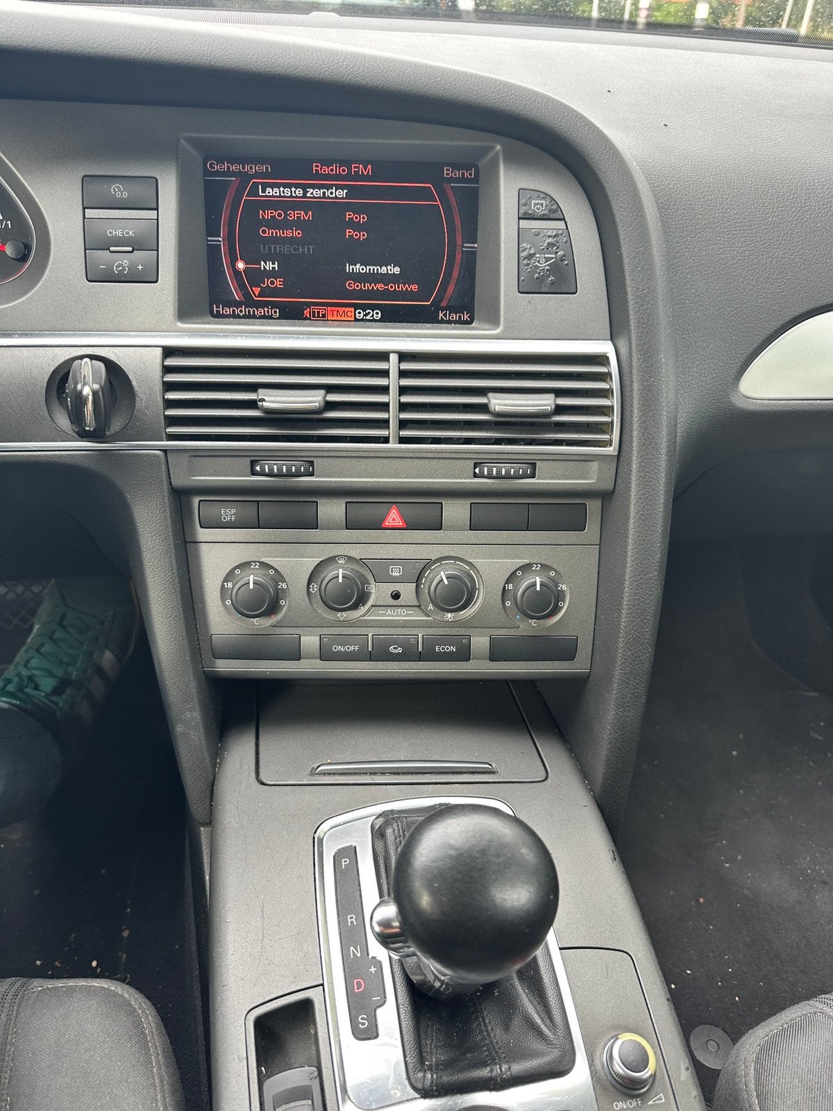 Audi A6 2.4 V6 AUT 2006 Airco Trekhaak. Moet nu weg, Parkeersensor, 1800 kg, Zwart, Alcantara
