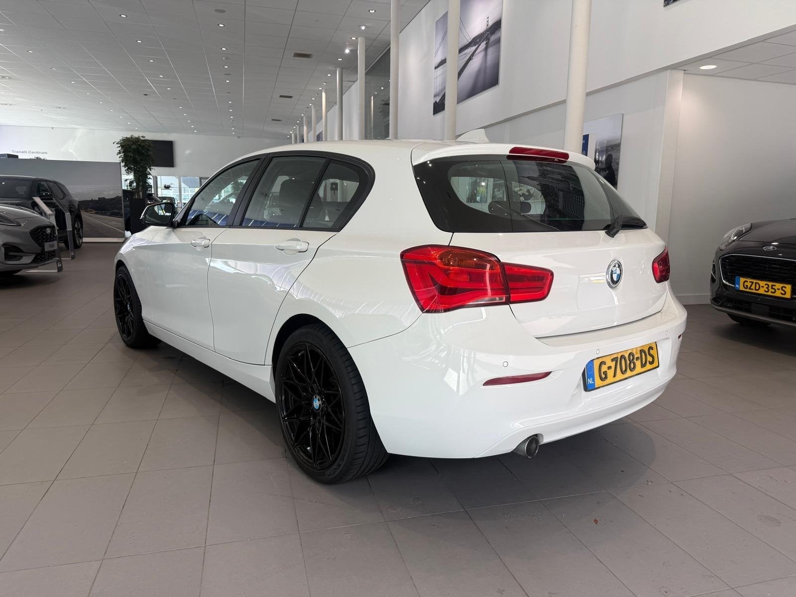 BMW 1-serie 116i | KEYLESS START | CRUISE CONTROL | PARKEERS, Auto's, 12 maanden, Euro 6, Wit, Grijs