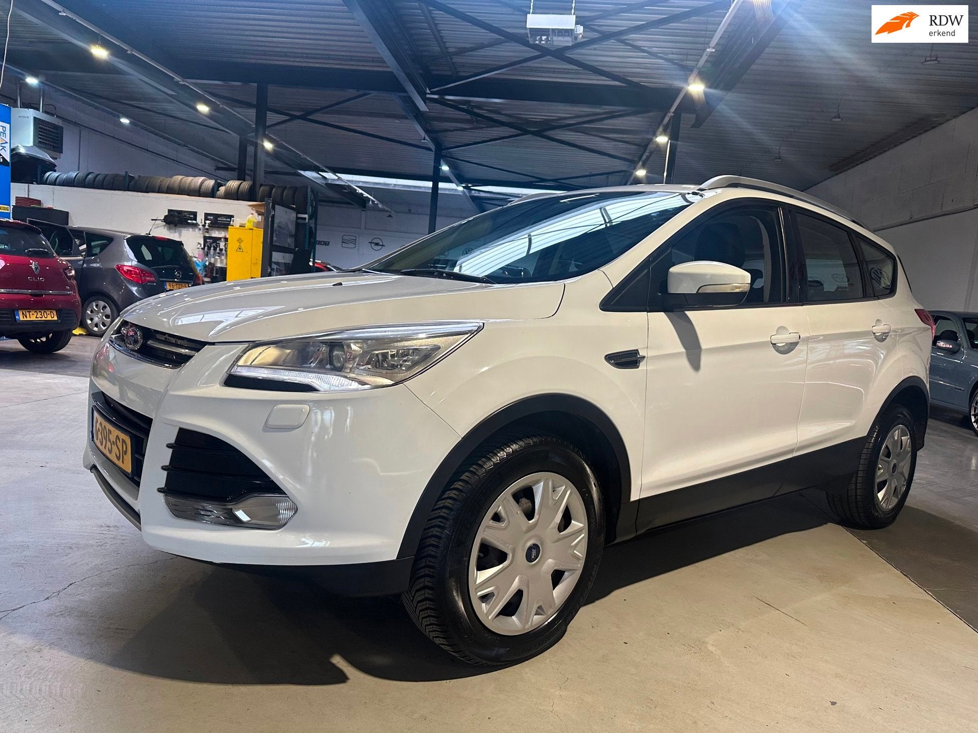Ford Kuga 1.5 Trend/Dealer onderhouden/2x sleutels/Apk nieuw, Auto's, Dealer onderhouden, Euro 6, 4 cilinders, Wit