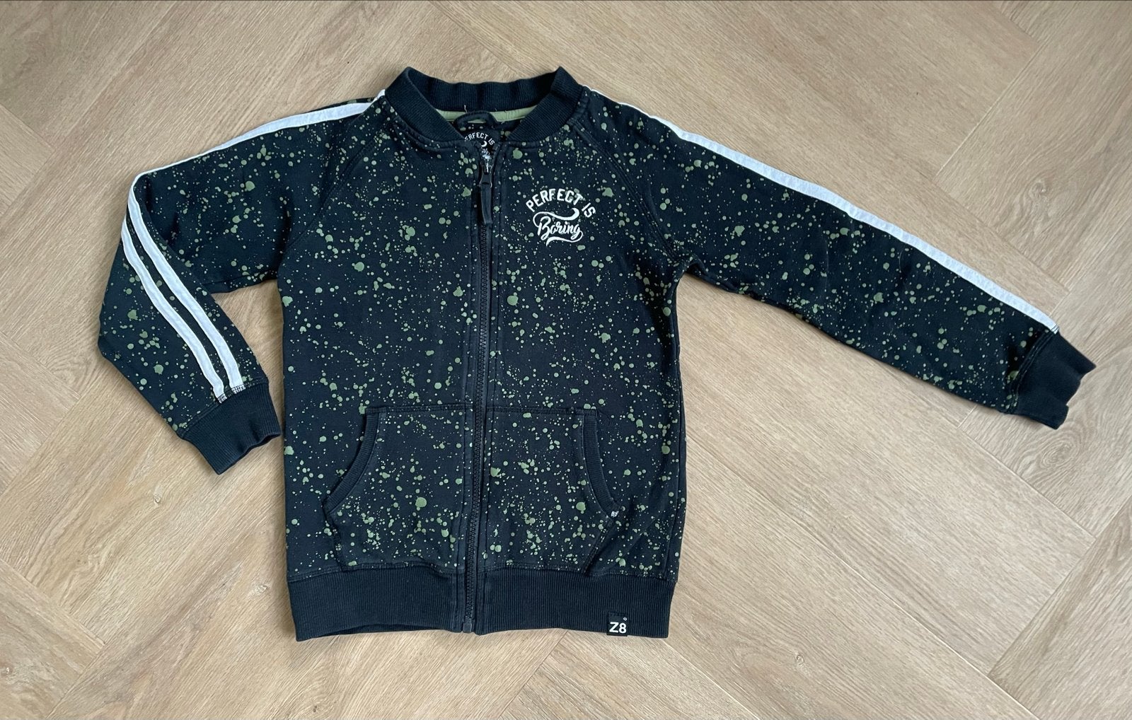 Z8 leuk vestje met print Maat 128, Kinderen en Baby's, Verzenden, Zo goed als nieuw, Jongen of Meisje, Trui of Vest