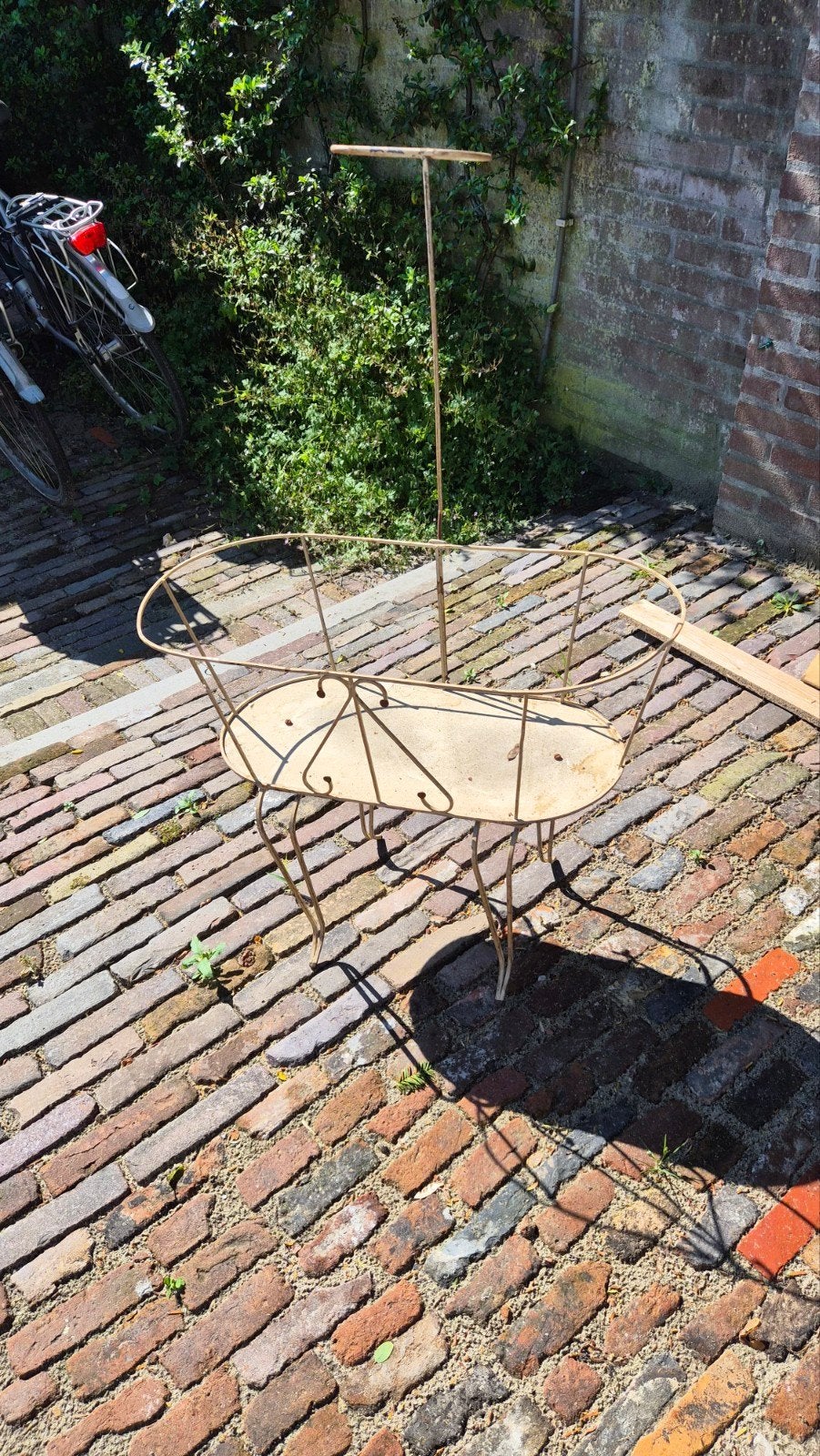 Antiek metalen ledikantje / plantenbak, Ophalen