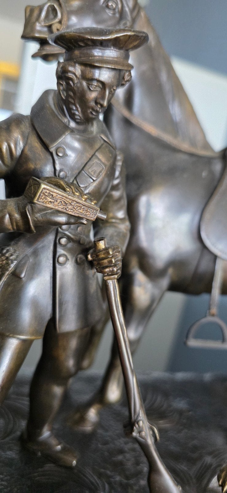 Antiek bronzen beeld: Jager met paard en hond, Ophalen of Verzenden, 20 - 50 cm, Scène, Beeld