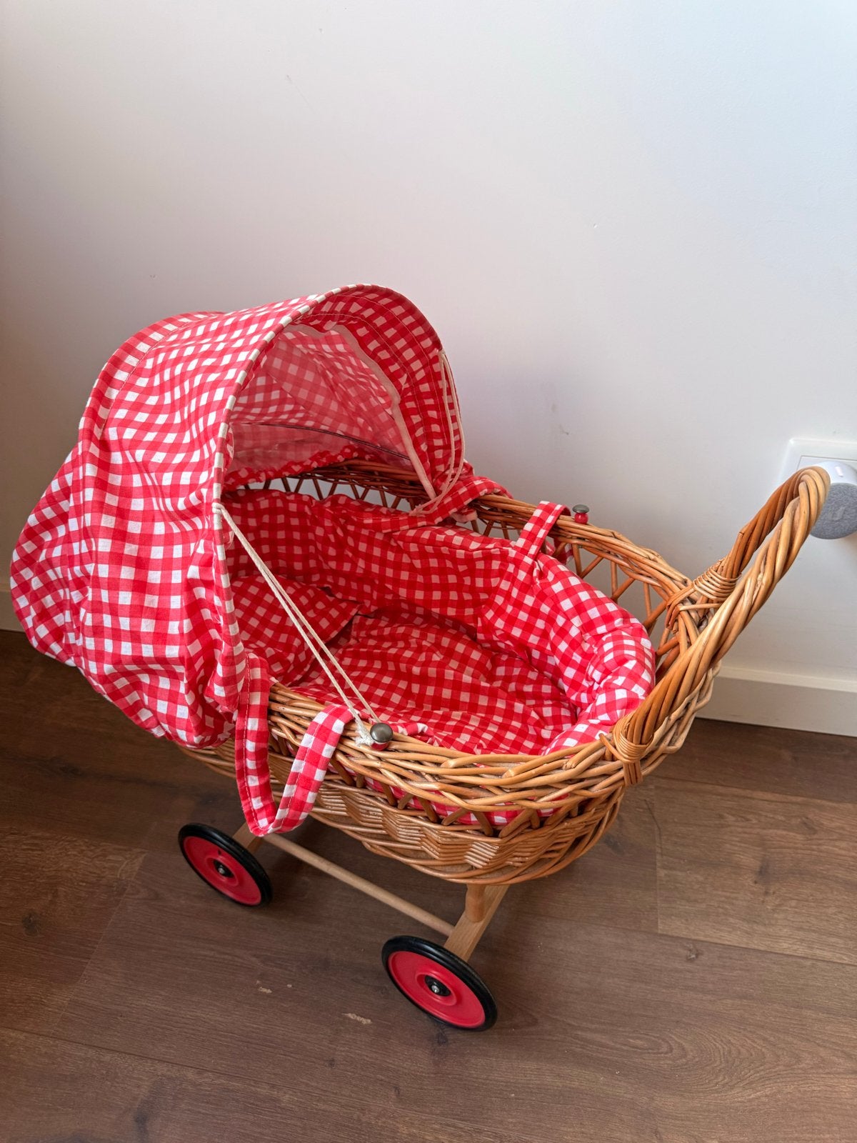 Vintage rieten poppenwagen met rood-wit geruite bekleding, Ophalen, Zo goed als nieuw, Overige typen