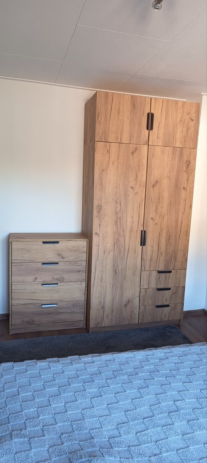 Kledingkast met opzetstuk en bijpassende commode, 100 tot 150 cm, 200 cm of meer, Zo goed als nieuw, Modern