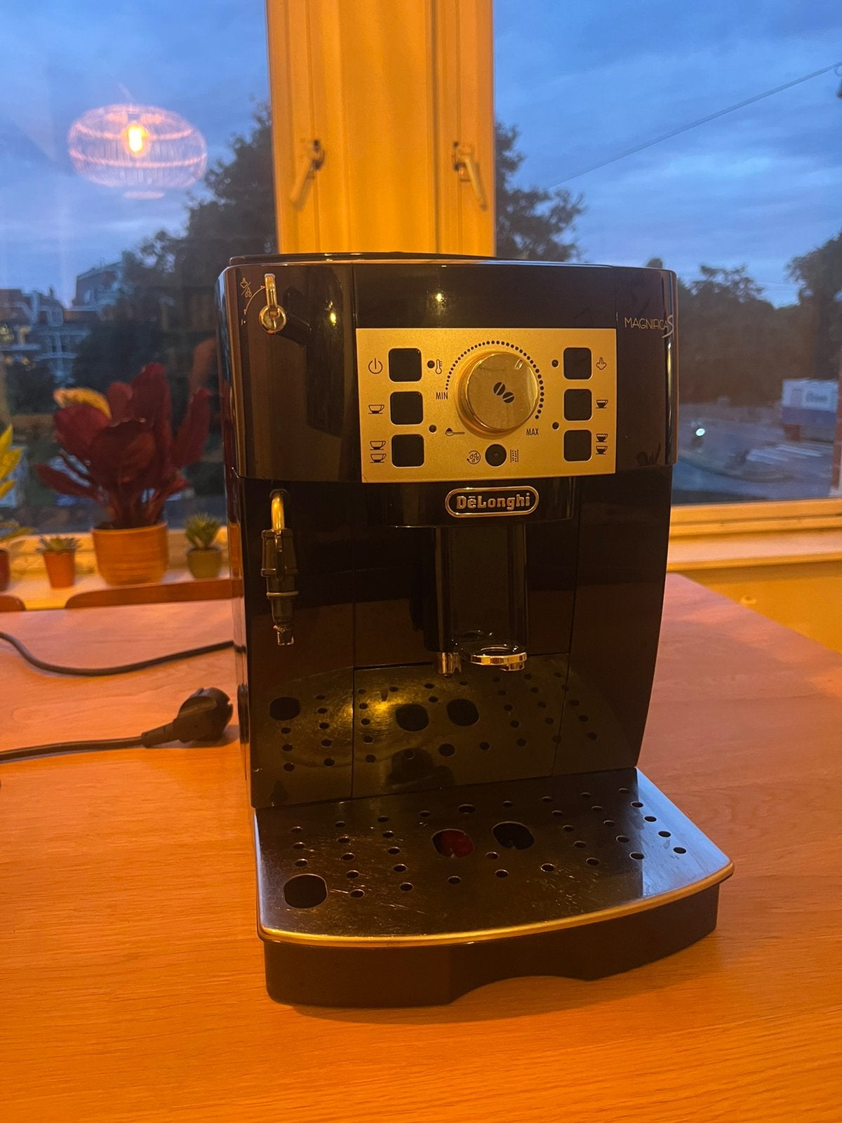 De Longhi Magnifica S volautomatische espressomachine, Witgoed en Apparatuur, Koffiezetapparaten, Ophalen, Zo goed als nieuw, Espresso apparaat