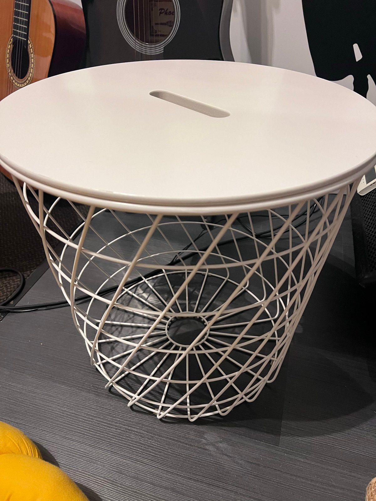 Ikea Bijzettafel - Wit Metaal met Opbergruimte, Minder dan 55 cm, Metaal of Aluminium, Rond, Zo goed als nieuw