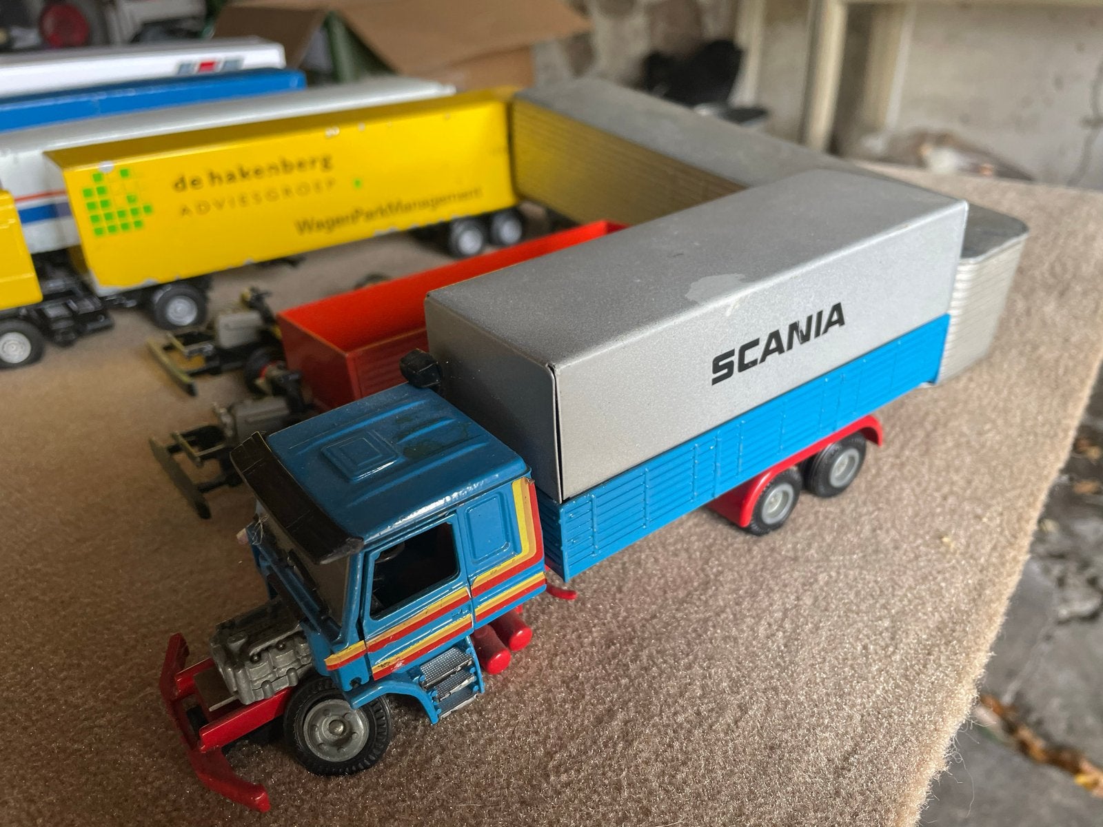 Diverse verzameling modelvrachtwagens en trailers, Ophalen, Gebruikt, Bus of Vrachtwagen