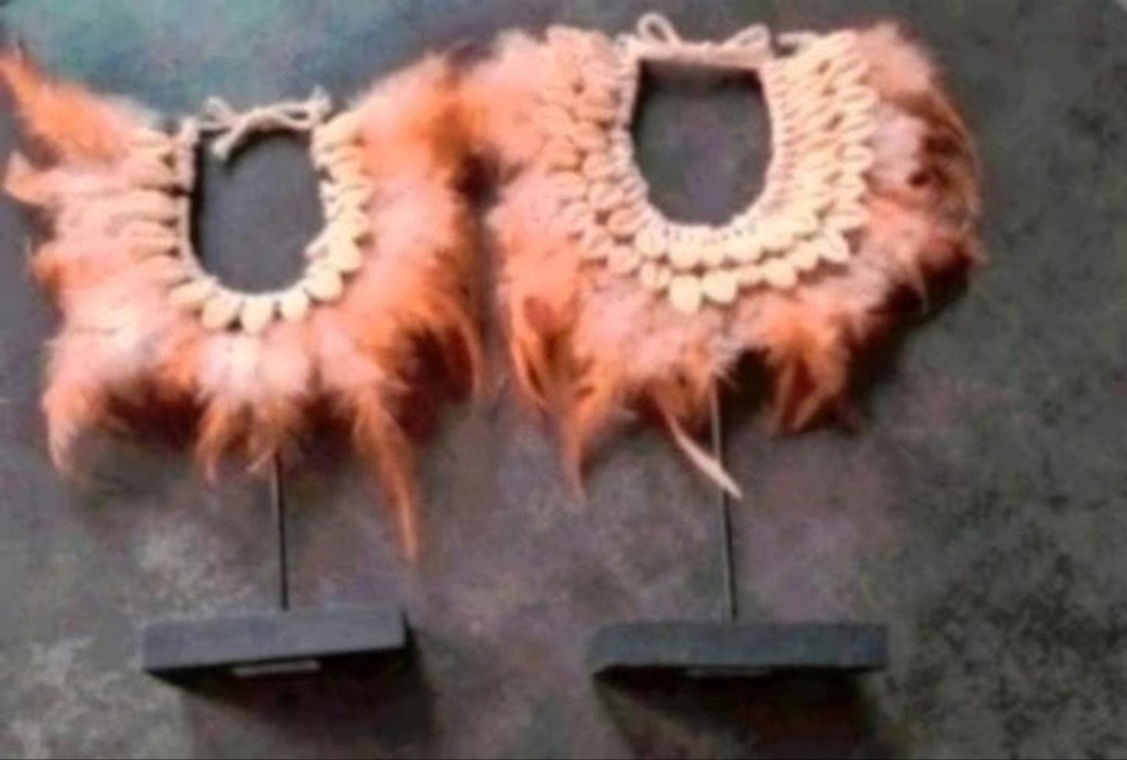 2 schelpen kransen met veertjes 27 en 31 cm hoog nieuw, Ophalen of Verzenden, Nieuw