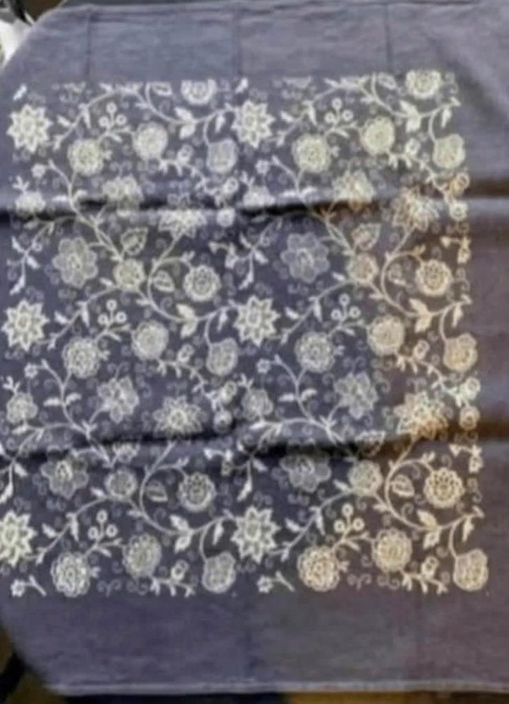 Blauw dekservet, tafellaken, kleedje; wit bloemen ; 75 x 75, Ophalen of Verzenden, Gebruikt, Vierkant, Blauw