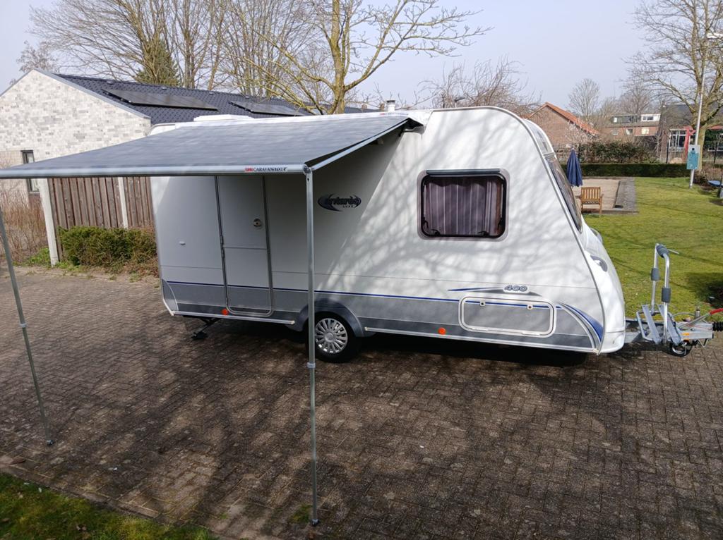 Caravelair 400 De Luxe voortent luifel (bouwjaar 2008), Caravans en Kamperen, Vast bed, Koelkast, Treinzit, 750 - 1000 kg