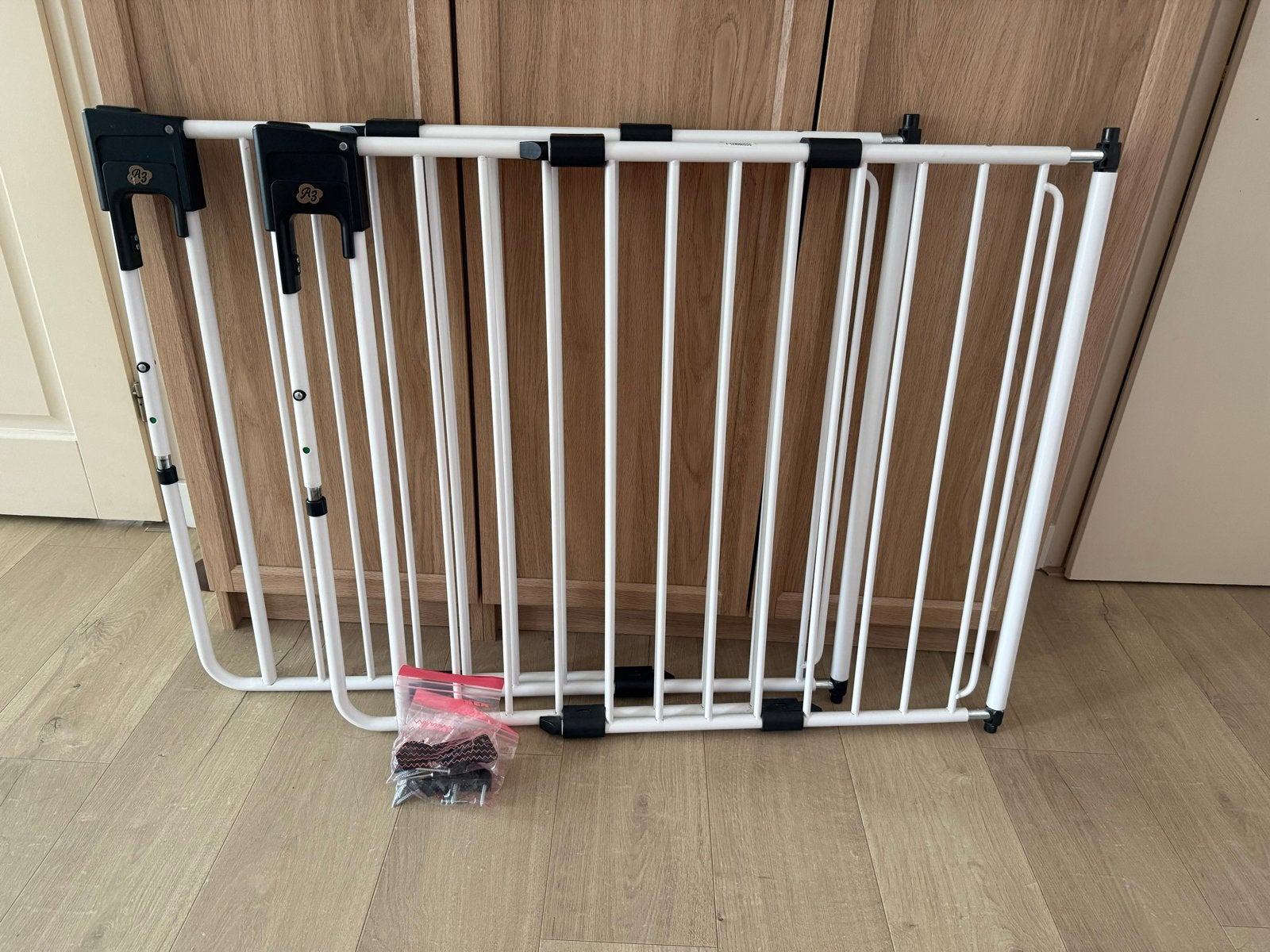 2x A3 Baby & Kids SafetyDoor Traphekje - Wit, Kinderen en Baby's, Traphekjes, Ophalen, Gebruikt, Klemhekje, Metaal of IJzer