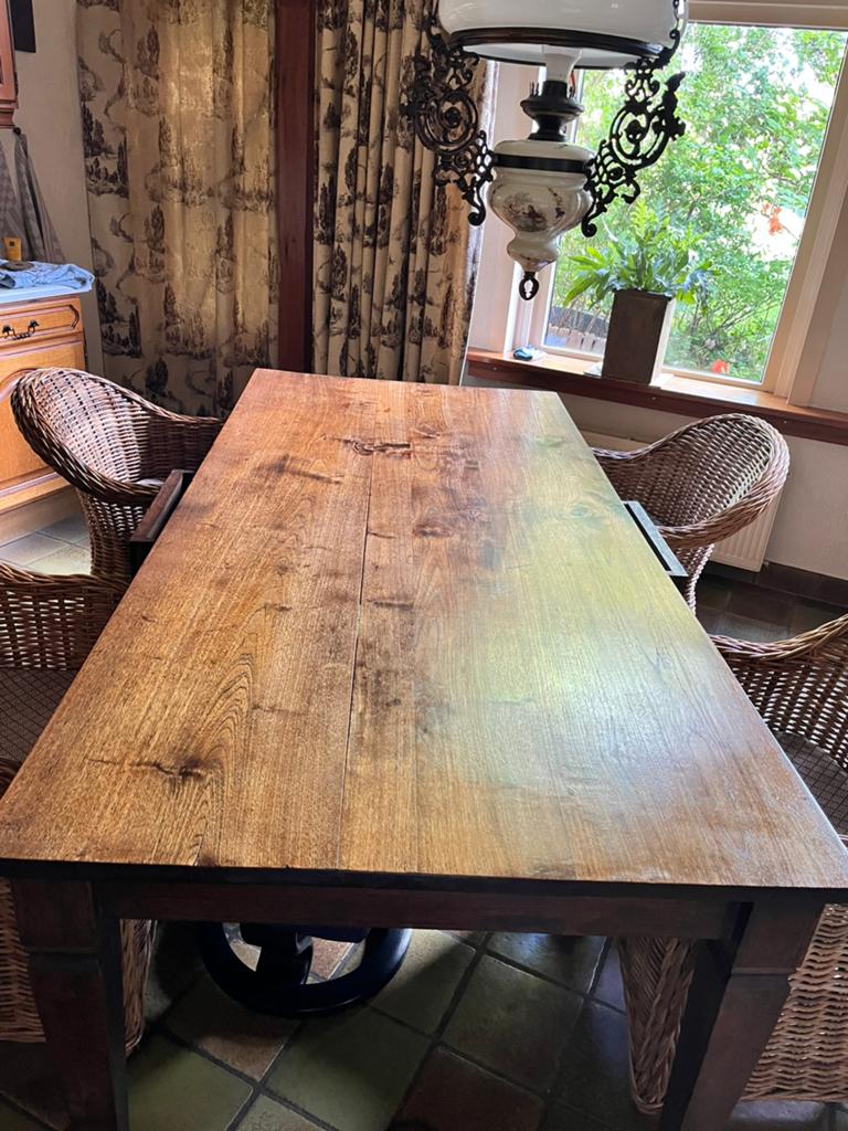 Teakhouten eettafel met stoelen van dik riet., Huis en Inrichting, Tafels | Eettafels, Ophalen, Gebruikt, Teakhout, 200 cm of meer