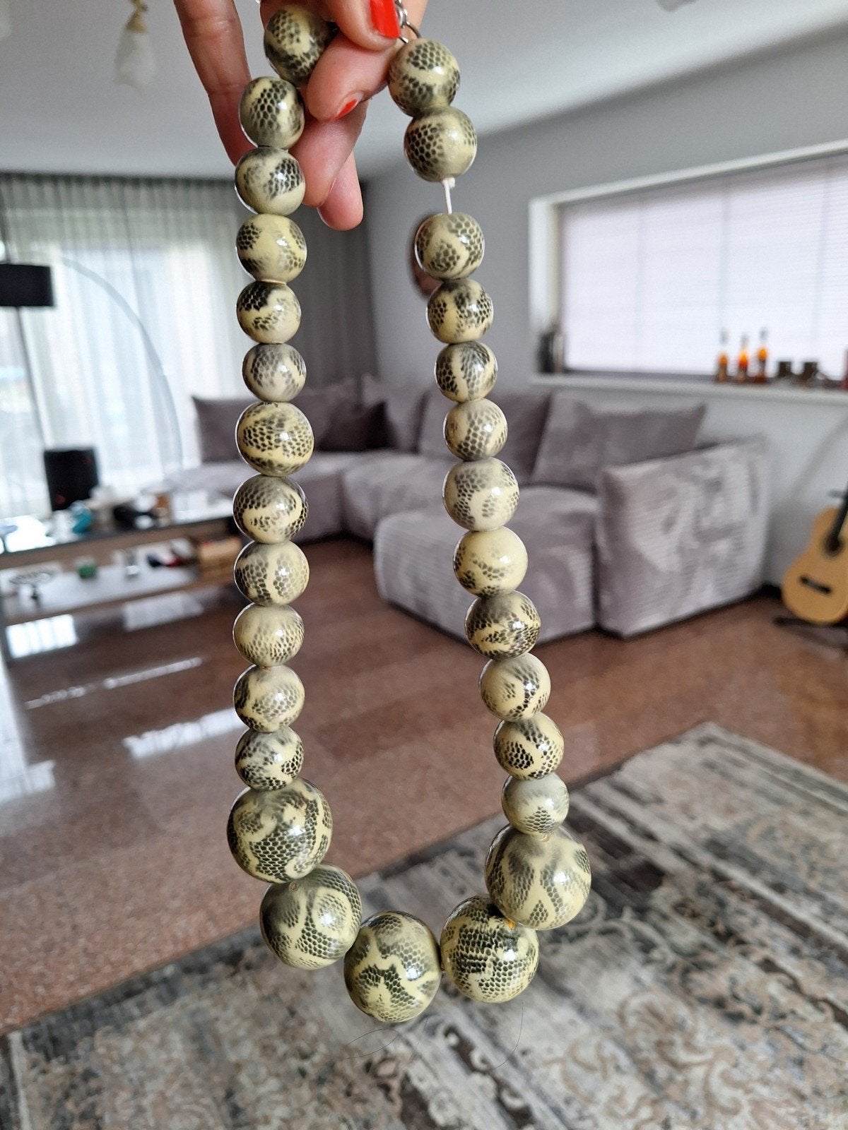 Unieke ketting met slangenprint kralen, Sieraden, Tassen en Uiterlijk, Ophalen of Verzenden, Zo goed als nieuw, Beige, Overige materialen