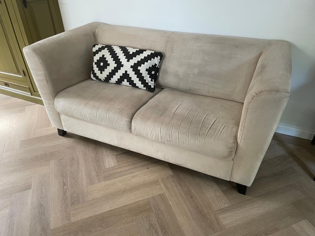 Koopje! Klein velours ecru bankje, Ophalen, Gebruikt, 150 tot 200 cm, Tweepersoons