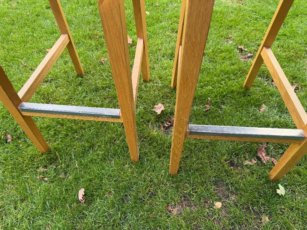 Set van 2 houten barkrukken met witte hoezen, Ophalen, Gebruikt, Met voetsteun, 60 tot 90 cm
