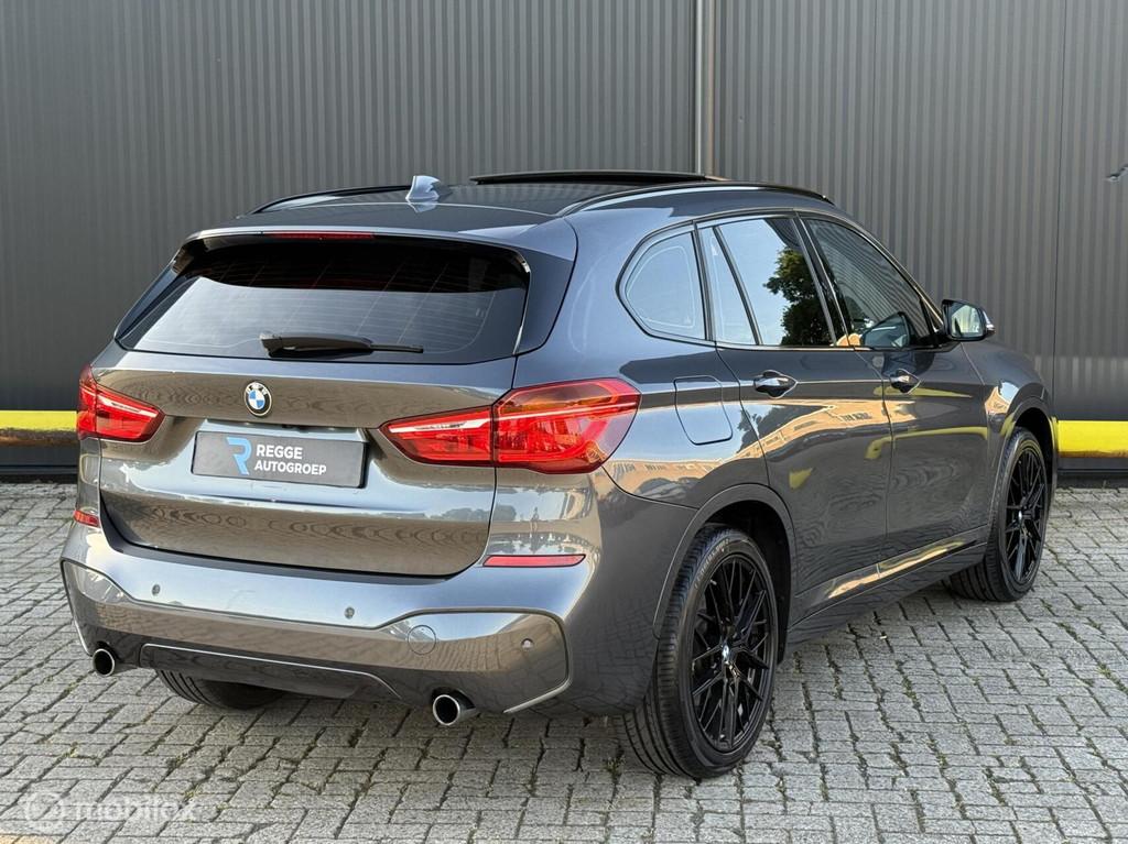 BMW X1 xDrive20i M-Pakket PANORAMADAK | NIEUWSTAAT, Auto's, BMW, 1998 cc, Gebruikt, Leder, Bedrijf
