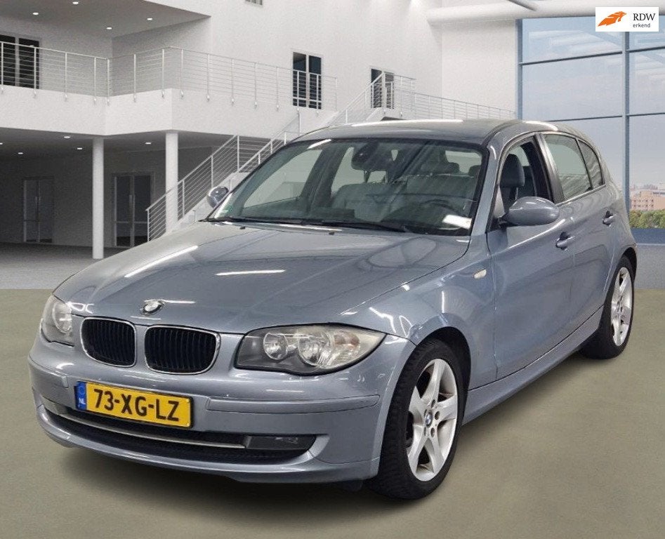 BMW 1-serie 118i High Executive NAVI PSENSOR LEDER CRUISE TR, Auto's, BMW, Achterwielaandrijving, Blauw, Grijs, Euro 4