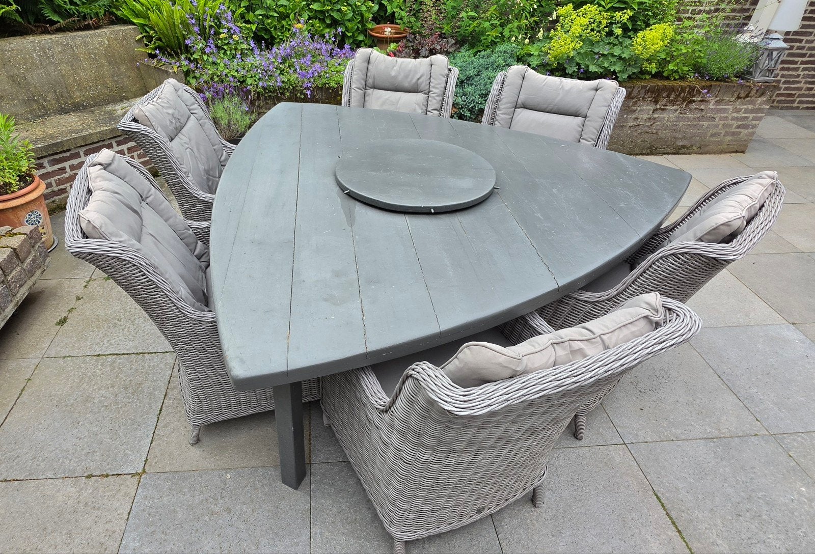Ruime driehoekige tuintafel en 6 stoelen met kussens, Ophalen
