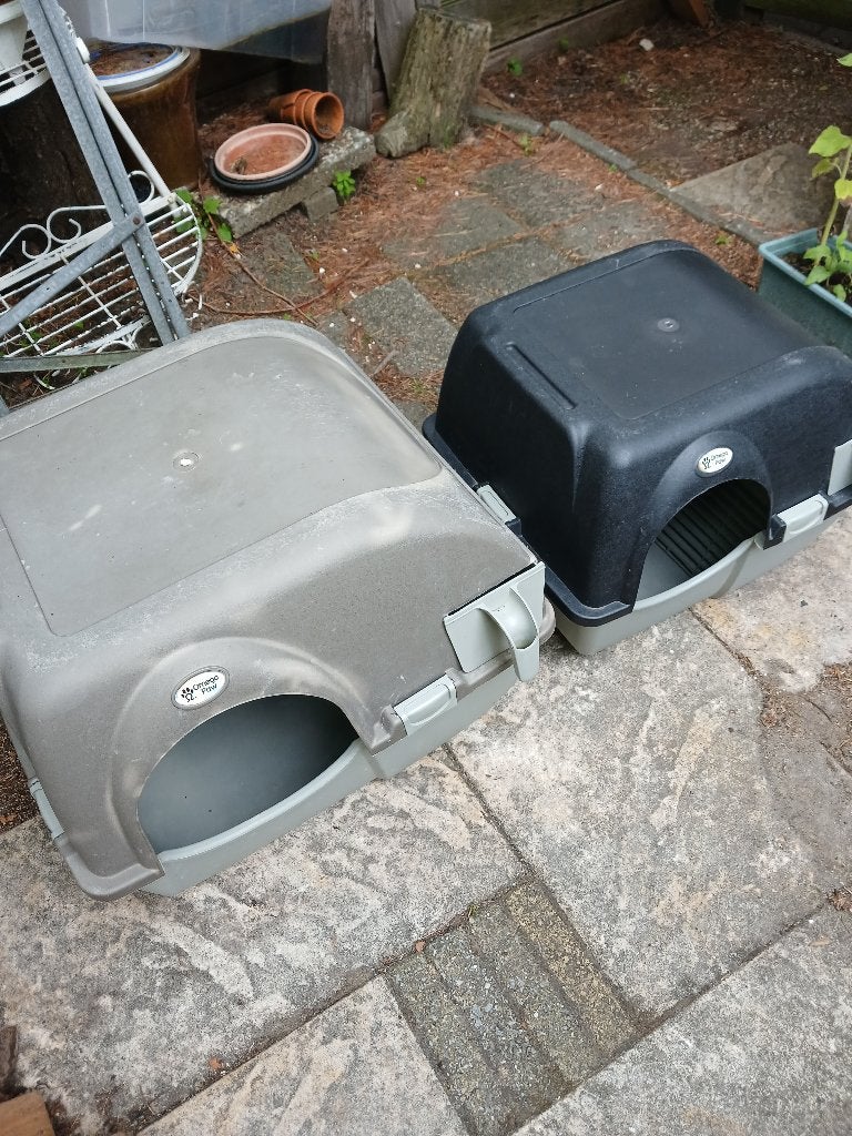 twee zelfreinigende kattenbakken Omega Paw, groot en kleiner, Ophalen, Zelfreinigend, Zo goed als nieuw, Gesloten