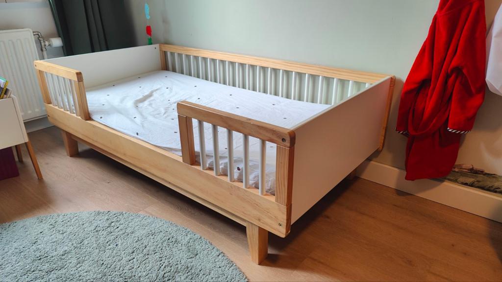 Peuterbed Petit Amelie met boekenkistje (excl. matras), Kinderen en Baby's, Kinderkamer | Bedden, Ophalen, Gebruikt, 70 tot 85 cm