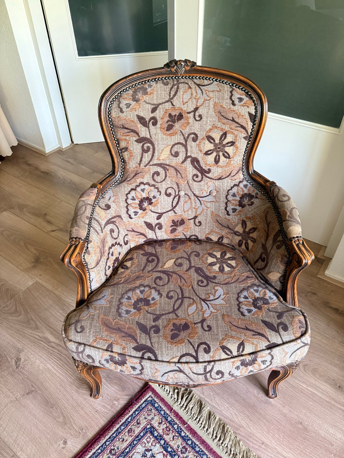 Antieke fauteuil met bloemenpatroon, Ophalen
