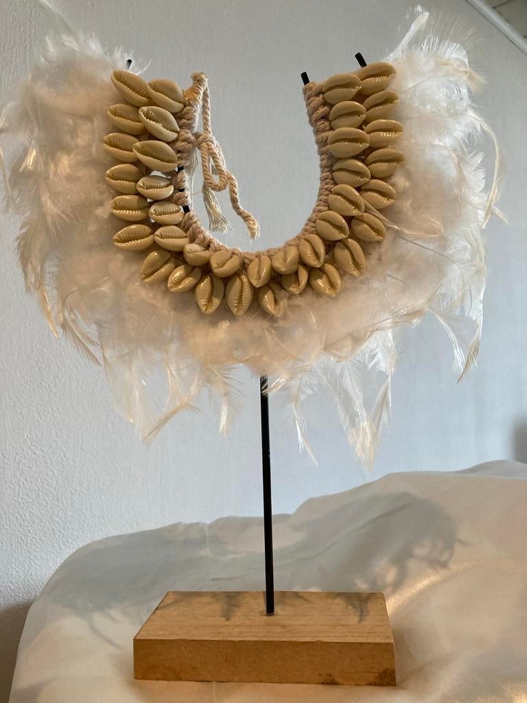 Kauri Schelpen Ketting met Witte Veren op Houten Standaard, Ophalen of Verzenden