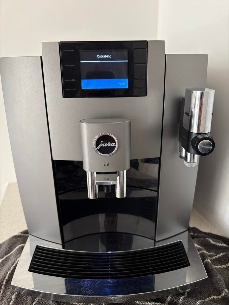 Jura E8 zilver - goede staat, Ophalen, 10 kopjes of meer, Koffiemachine, Koffiebonen