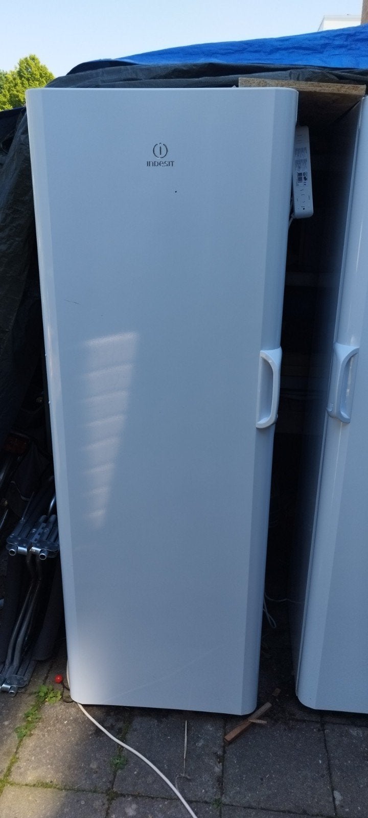 Diep Vrieskast & koelkast Indesit, Gebruikt, 200 liter of meer, Met aparte vriezer, 45 tot 60 cm